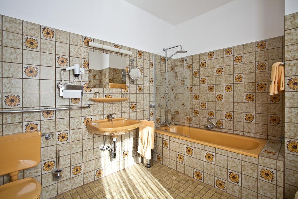 Zur Kastanie Hotel Mülheim an der Ruhr Стая снимка