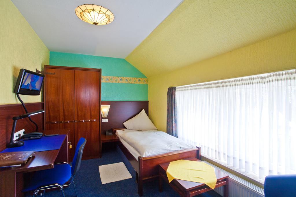 Zur Kastanie Hotel Mülheim an der Ruhr Стая снимка